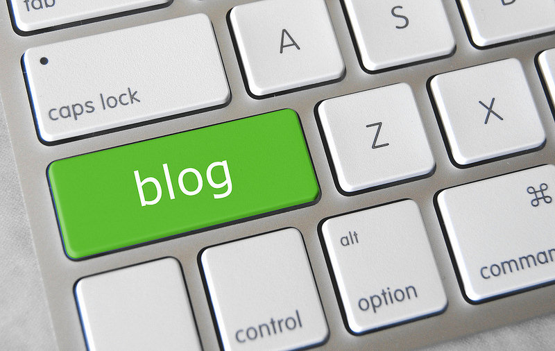 ¿Cuál es la diferencia entre el servicio de actualización de contenidos para blogs informativos y el servicio para blogs corporativos?